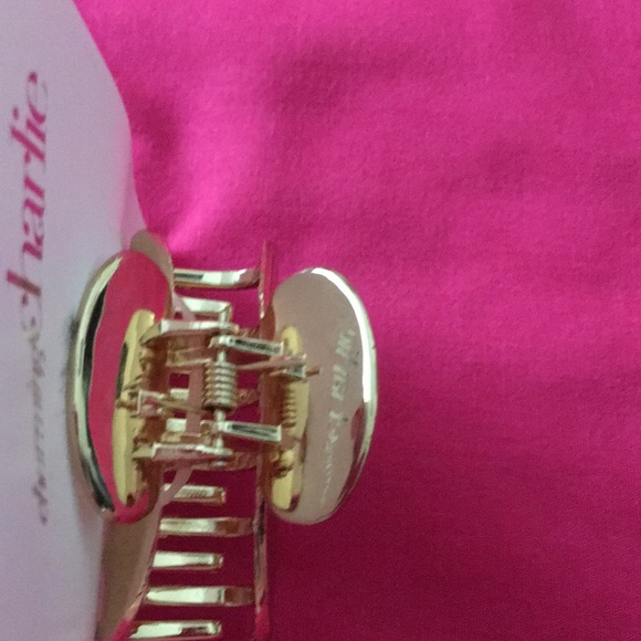 Large shiny gold hair clip. - Picture 3 of 4